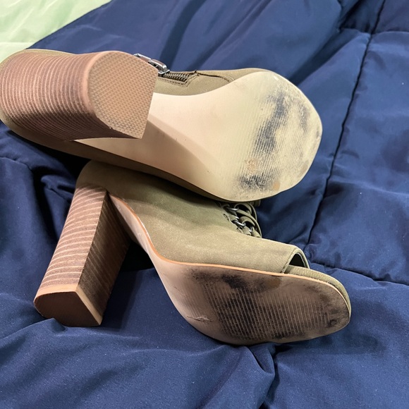 Steve Madden zip up and lace enclosure block heels. Women’s 5.5. - Picture 5 of 10